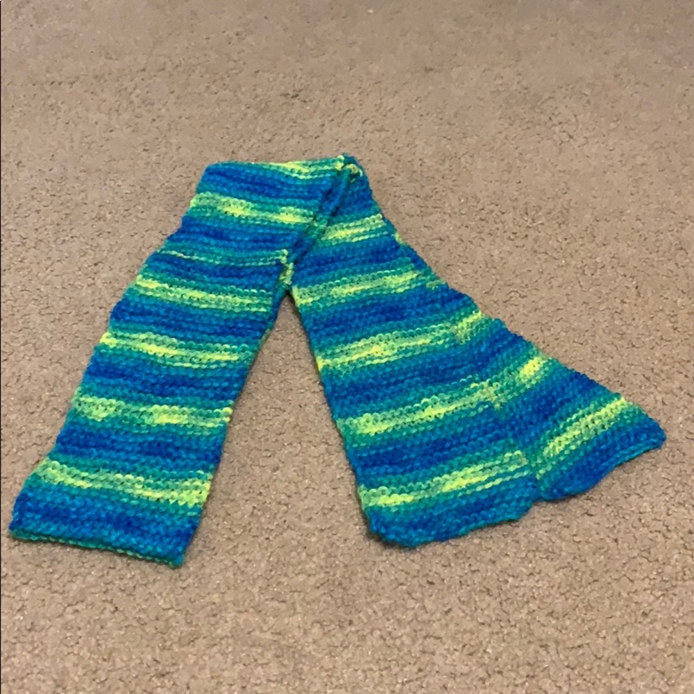 Blue-green-yellow knit scarf